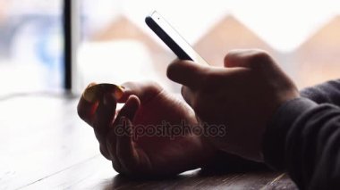 Bitcoin ve cep telefonu ile adamım, elinde yakın çekim