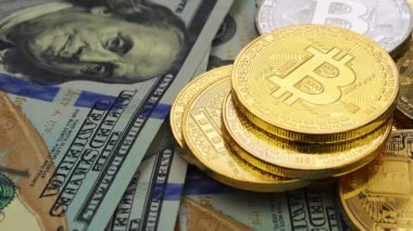Altın ve gümüş bitcoins ve dolar, yakın çekim