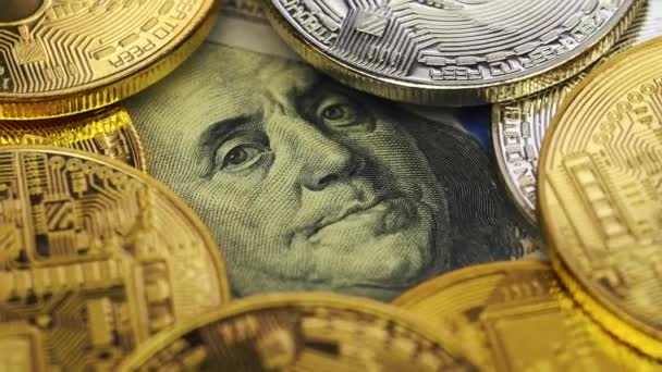 Ouro e prata bitcoins e dólares, close-up — Vídeo de Stock