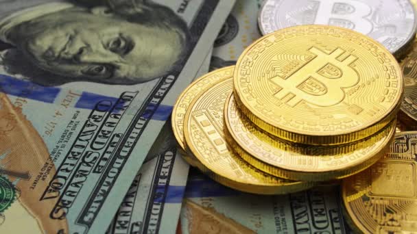 Bitcoins et dollars d'or et d'argent, gros plan — Video