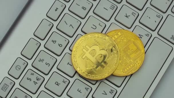 Χρυσό Bitcoin εκ περιτροπής στο ασημί πληκτρολόγιο. Ψηφιακή coin btc χρήματα κρυπτό νόμισμα — Αρχείο Βίντεο