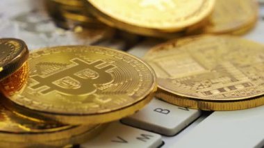 Altın ve gümüş Bitcoins gümüş klavyede döner. Dijital para btc para Kripto para birimi