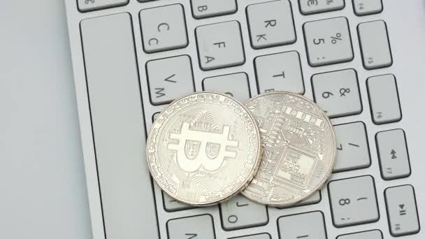 Silber-Bitcoin rotiert auf der Tastatur. Digitalmünze btc Geld Kryptowährung — Stockvideo