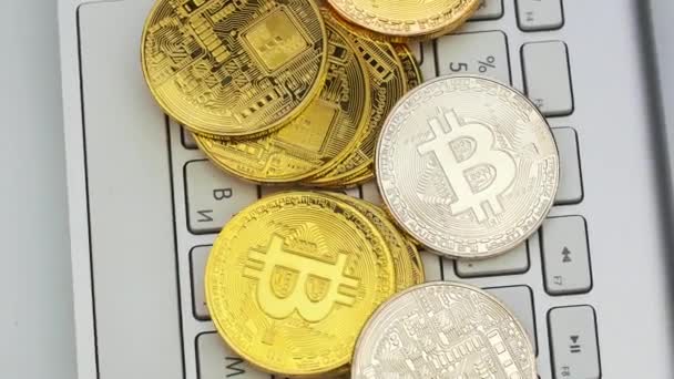 Bitcoins de Oro y Plata girando en el teclado de plata. Moneda digital moneda btc moneda criptográfica — Vídeos de Stock