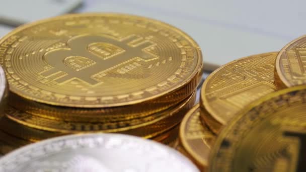 金と銀 Bitcoins 銀のキーボード上で回転します。デジタル コイン btc お金暗号通貨 — ストック動画
