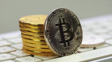 Altın ve gümüş Bitcoins gümüş klavyede döner. Dijital para btc para Kripto para birimi