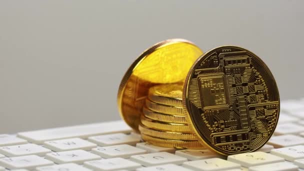 Bitcoin emas berputar pada keyboard perak. Koin digital btc mata uang crypto — Stok Video