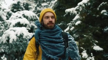 Mutlu bir adam yürür soğuk kış orman genelinde karla kaplı