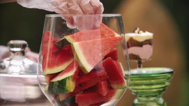 Someone serves fruits in glass bowls on the candy bar — Stock Video