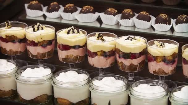 Alguien sirve dulces con deliciosos postres de chocolate — Vídeos de Stock