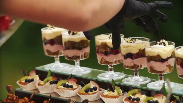 Iemand serveert candy bar met heerlijke chocolade desserts — Stockvideo