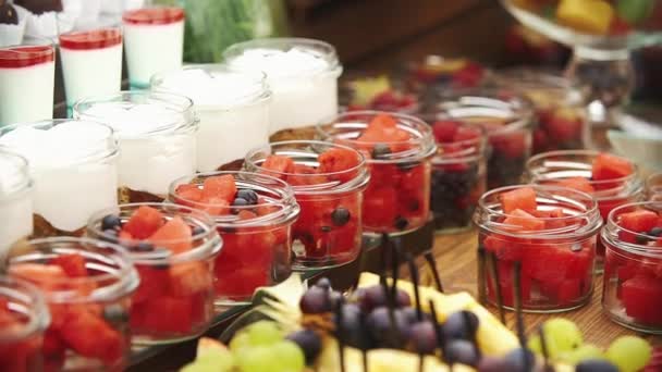 Biri meyve cam kase şeker çubuğu'nda hizmet vermektedir — Stok video