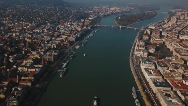 Εναέρια θέα στην πανέμορφη Βουδαπέστη, πρωτεύουσα της Ουγγαρίας, και στον ποταμό Δούναβη — Αρχείο Βίντεο