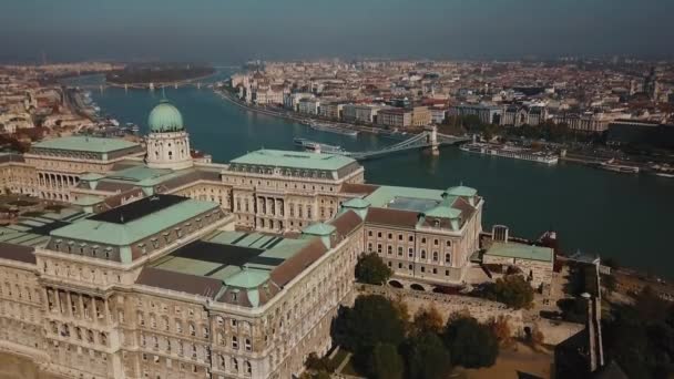 Gran vista aérea en la hermosa Budapest, capital de Hungría, y el río Danubio — Vídeos de Stock