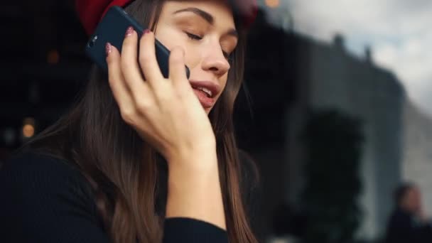 Šťastná žena rozhovory po telefonu, posezení v útulné kavárně v chladné zimní den — Stock video