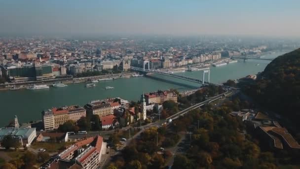 Nagy légi felvétel a gyönyörű Budapesten, a magyar főváros és Dunára — Stock videók