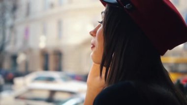 Soğuk kış günü içinde rahat bir kafede oturup telefon mutlu kadın görüşmeler