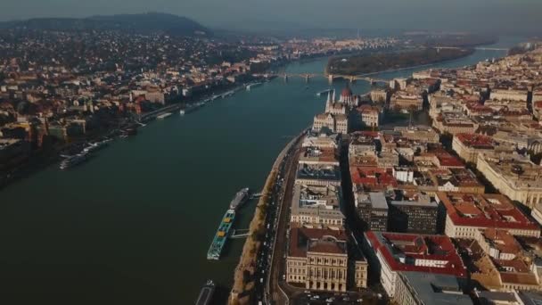 Отличный вид с воздуха на красивый Будапешт, столицу Венгрии и реку Дунай — стоковое видео