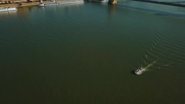 Luchtfoto uitzicht op mooie Boedapest, de hoofdstad van Hongarije, en de rivier Donau — Stockvideo