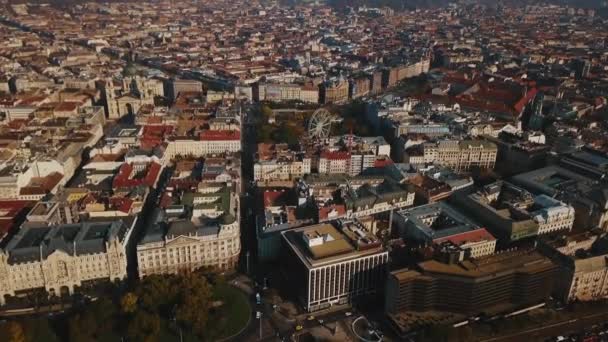 Εναέρια θέα στην πανέμορφη Βουδαπέστη, πρωτεύουσα της Ουγγαρίας, και στον ποταμό Δούναβη — Αρχείο Βίντεο