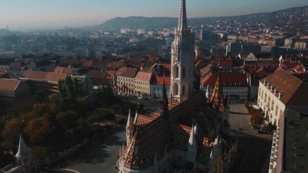 Bra Flygfoto på vackra Budapest, huvudstad i Ungern, och Donau — Stockvideo
