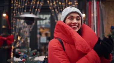 Eski şehrin sokakta bir kapı Noel dekorasyonu ile önce gülümseyen kadın dansları