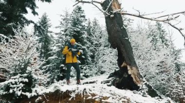 Adam yürür soğuk kış orman genelinde karla kaplı