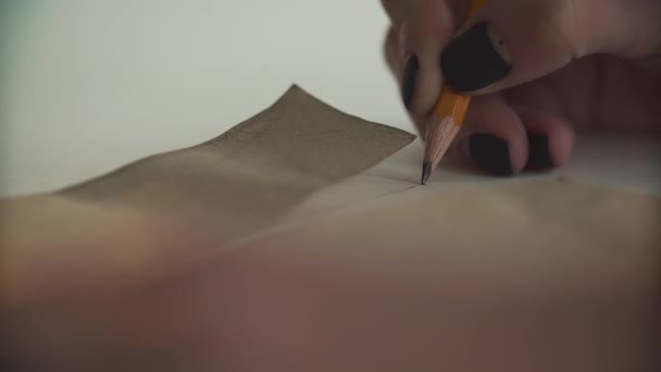 Vrouw maakt jurk modellen op het papier — Stockvideo
