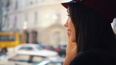 Soğuk kış günü içinde rahat bir kafede oturup telefon mutlu kadın görüşmeler