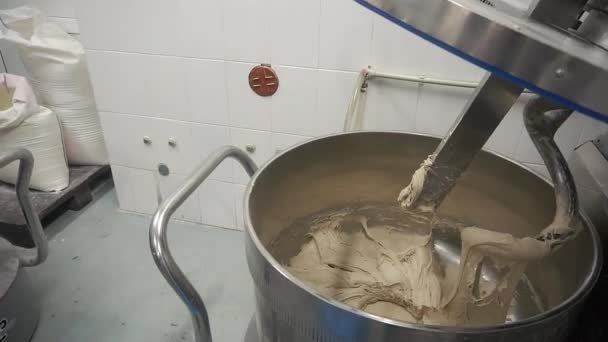 Кухонна машина замішує тісто в пекарні — стокове відео