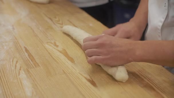 El hombre amasa la masa para un pan francés en la panadería — Vídeos de Stock