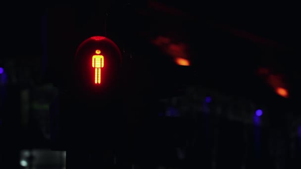 Червоне світло для пішохідного вмикання в темряві і закінчується час . — стокове відео