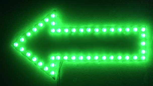Зелена стрілка показує напрямок ліворуч у темряві . — стокове відео