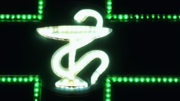 药店街道标志闪耀在黑暗的街道上 — 图库视频影像