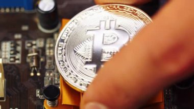 Erkek Bitcoin bir donanım bilgisayar düzeni içinde koyar.