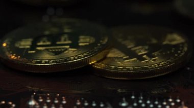 Bir donanım üzerinde bilgisayar düzenindeki altın Bitcoins yalan