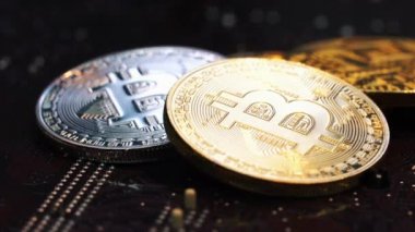 Gümüş ve altın Bitcoins bir donanım bilgisayar şeması üzerinde yalan