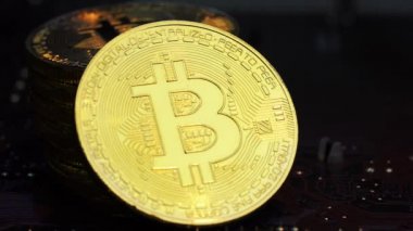 Altın bitcoin bir bilgisayar donanım düzeni üzerinde duruyor