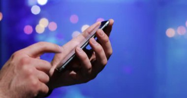 4k, yakın çekim bir smartphone içinde oceanarium kullanarak ele mans