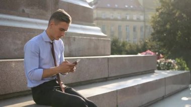 Genç adam onun telefon ayakta sokakta denetler