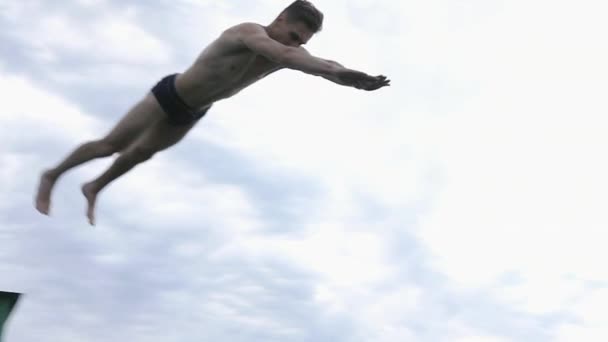 Man springt in het meer — Stockvideo