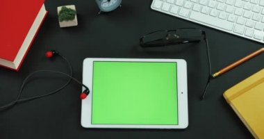 Ofiste çalışan tabloda tablet yeşil ekran ile yatıyor