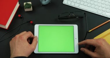 Tablet yeşil ekran yalanlar üzerine çalışma tablosu ile arasında ofis elinde mans