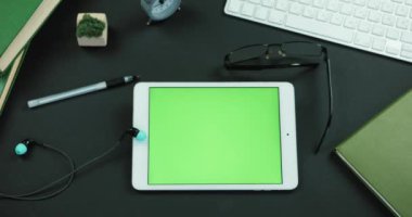 Tablet yeşil ekran ile çalışma masaya yatıyor