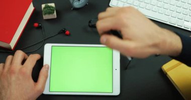 Adam bir Tablet yeşil ekran ile kredi kartından bilgi türleri