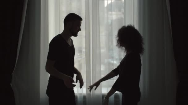 Злий жінка отримує чоловік руки від її плечей — стокове відео