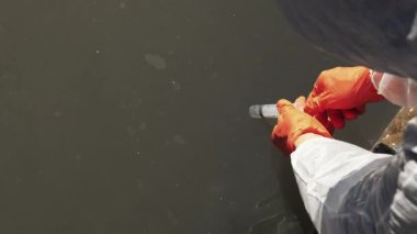 Bir test için pis su adam eldiven alır