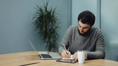 Adam notlar onun laptop--dan onun laptop için alır