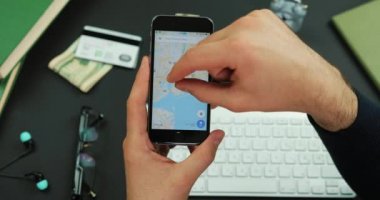Adam New York Haritası onun smartphone üzerinde bir çalışma tablo üzerinde yakınlaştırır