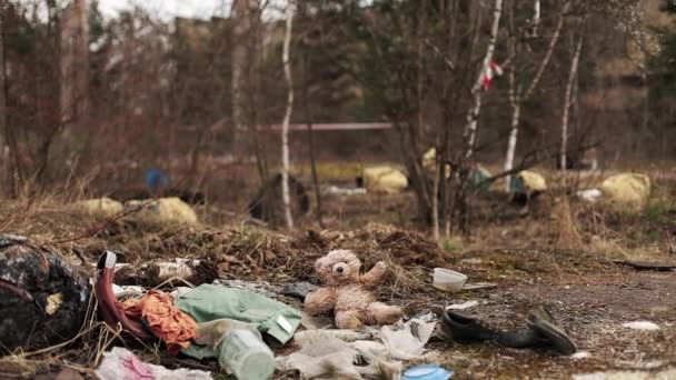 Jouets perdus, déchets et caoutchouc au sol dans la forêt — Video